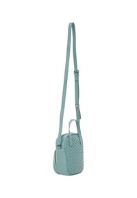 Měděná kožená crossbody kabelka s pleteným vzorem, dvěma vrchními uchy a nastavitelným ramenním popruhem. Obsahuje zipový uzávěr.