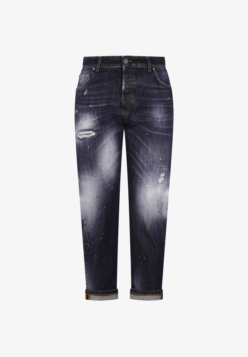 Vaqueros azul oscuro descoloridos con parches desgastados, manchas de pintura y puños remangados, vista frontal.