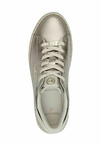 Sneaker argento metallico con una finitura liscia, punta tonda e lacci beige. Presenta un dettaglio del logo e una rifinitura testurizzata attorno alla suola.