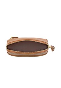 Borsa in pelle marrone con zip dorata. Presenta un ampio interno, forma piatta e un piccolo tassello decorativo sulla zip.