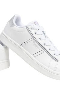 Vita lädersneakers med silverdetaljer, med stjärnmönster, snörningsdesign och texturerade gummisular. Logotyp på sidan.