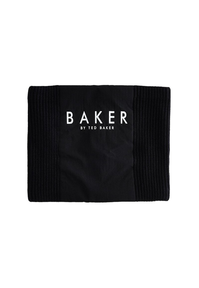 Mustast riidest toode, mille külgedel on sooniline tekstuur. Silmatorkav valge tekst "BAKER BY TED BAKER" paksus kirjas.