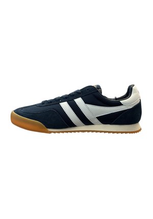 Marineblauwe sneaker met bovenwerk van suede en textiel. Voorzien van witte strepen, een rubberen gum zool en een gevoerde kraag voor extra comfort.