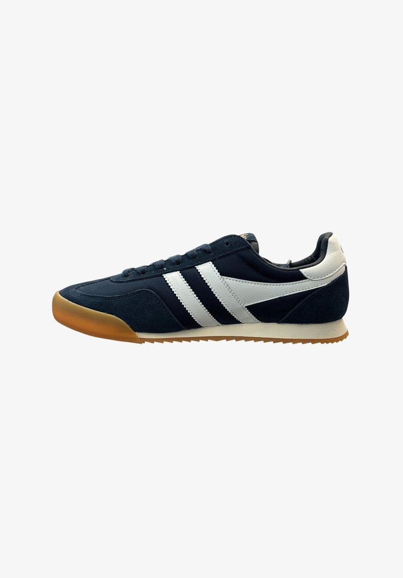 Sneaker blu navy con tomaia in suede e tessuto. Presenta strisce bianche, una suola in gomma e un collo imbottito per il comfort.