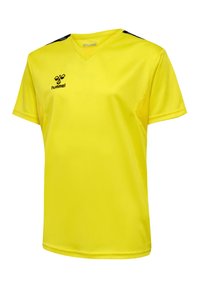 Żółta koszulka sportowa z krótkim rękawem i dekoltem w serek, wykonana z oddychającego materiału. Posiada czarne akcenty na ramionach i logo.