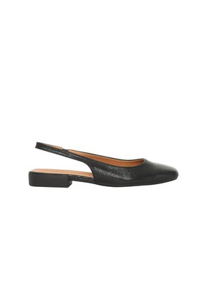 Chaussure plate noire en cuir avec bride arrière, talon carré bas et bout rond, texture lisse et doublure intérieure beige.