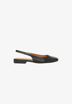 Chaussure plate noire en cuir avec bride arrière, talon carré bas et bout rond, texture lisse et doublure intérieure beige.