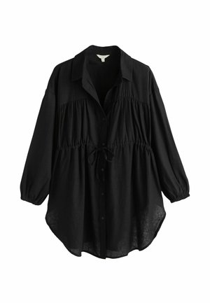 Sort langærmet skjorte med knaplukning og krave, samlet talje med snørebånd og elastiske manchetter, lavet af letvægtsstof.