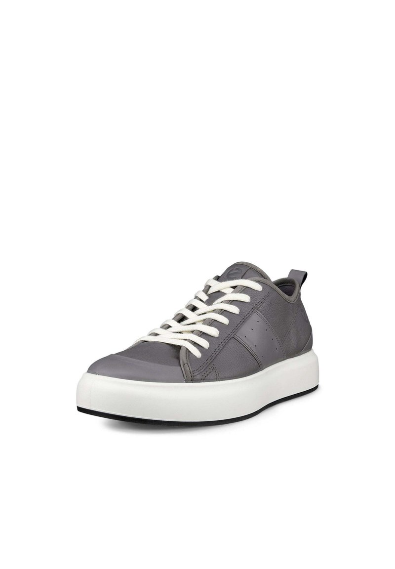 Sneaker in pelle grigia con lacci bianchi, punta rotonda e superficie texturizzata. Presenta una suola bianca e dettagli perforati sui lati.