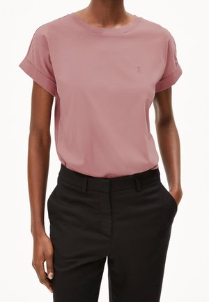 Koszulka z krótkim rękawem i okrągłym dekoltem w miękkim, jasnofioletowym materiale, z podwiniętymi mankietami i małym logo. W zestawie z dopasowanymi czarnymi spodniami.