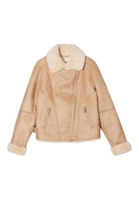 Chaqueta de imitación de borrego en color beige con cuello de muesca, cierre de cremallera, dos bolsillos frontales y puños que presentan un suave forro en las mangas.