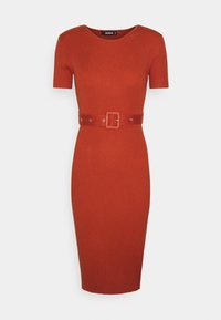 Robe mi-longue côtelée couleur orange brûlé avec manches courtes. Elle comporte une large ceinture avec une boucle carrée et des œillets métalliques pour un ajustement réglable.