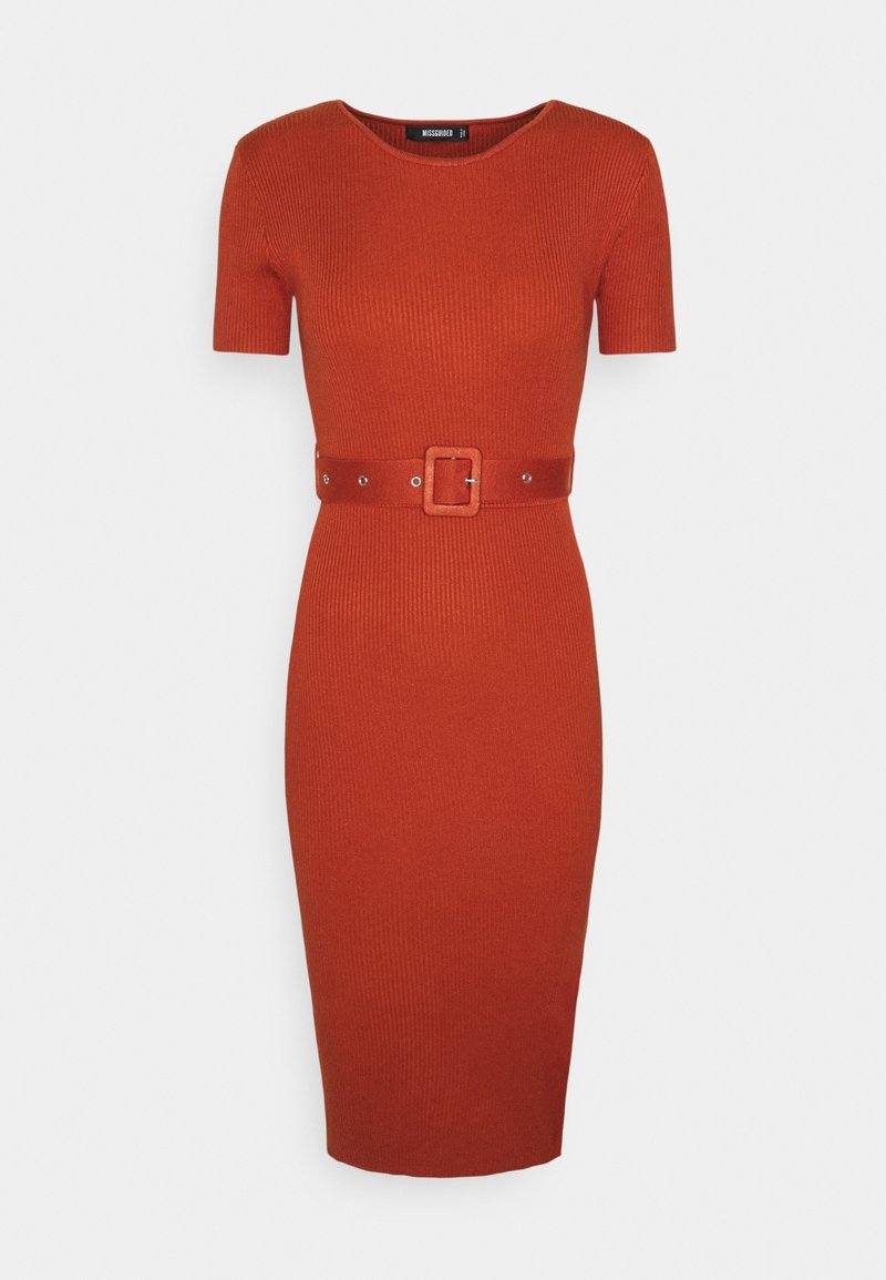 Robe mi-longue côtelée couleur orange brûlé avec manches courtes. Elle comporte une large ceinture avec une boucle carrée et des œillets métalliques pour un ajustement réglable.