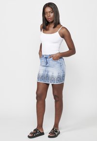Koroshi SHORT - Denimová sukňa - azul cl light blue