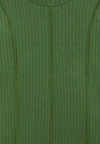 Haut en maille côtelée verte avec coutures verticales et encolure arrondie. Texture douce avec surpiqûres contrastantes le long des coutures.