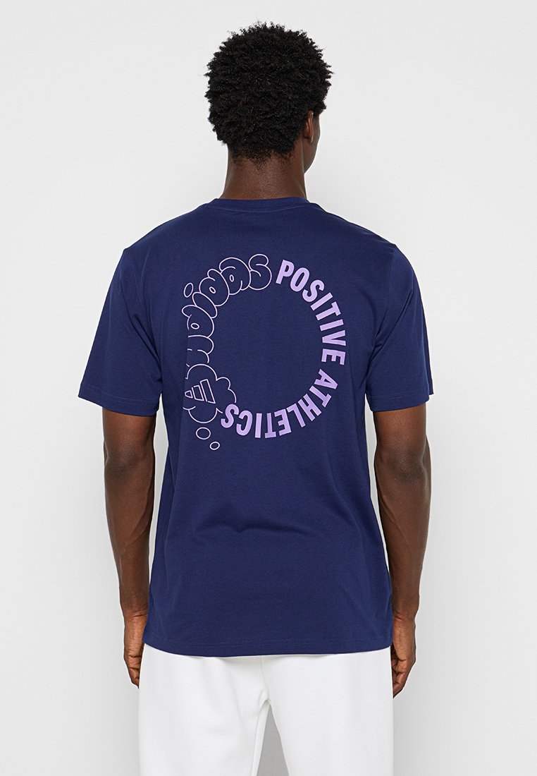Navyblaue Baumwoll-T-Shirt mit einem runden Textdesign in Lila, das auf der Rückseite "Positive Athletics" liest. Kurze Ärmel und Rundhalsausschnitt.