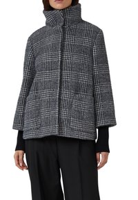 Szaro-czarna kurtka w kratę z wysokim kołnierzem, teksturowana tkanina, dwie frontowe kieszenie i prążkowane czarne mankiety. Prosta sylwetka.