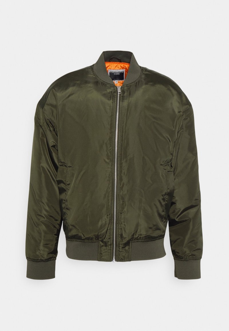 Olivgrüne Bomberjacke mit durchgehendem Reißverschluss, gerippten Bündchen und Saum sowie einem orangefarbenen Innenfutter. Glattes, glänzendes Außenmaterial.