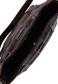 Bruine handtas met krokodillenhuid-embossing en een glanzende afwerking, voorzien van een enkele schouderband en een open bovenkant die een donkere binnenkant onthult.