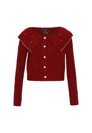 Rode gebreide cardigan met een gestructureerd kabelpatroon, voorzien van een grote kraag versierd met parels en knoopsluitingen aan de voorkant.