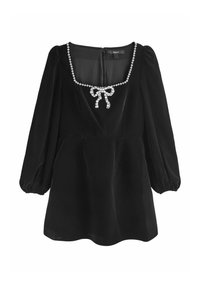 Rochie din catifea neagră cu decolteu pătrat, mâneci bufante și un detaliu decorativ sub formă de fundiță din cristale la față, având închidere cu fermoar la spate.