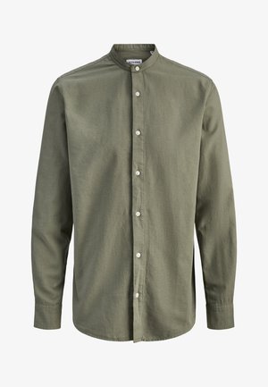 Camicia verde oliva a maniche lunghe con collo alla coreana e bottoni bianchi nella parte anteriore, caratterizzata da un design aderente.