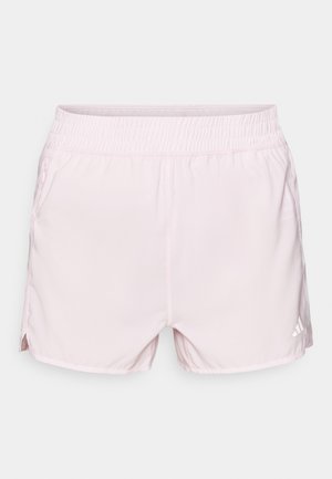 Roze sportieve shorts met een elastische tailleband, lichtgewicht stof, zijslitsen en een klein wit logo aan de rechteronderzijde.