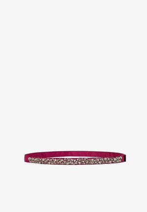 Cintura stretta di colore rosa scuro con una striscia centrale di strass chiari raggruppati per decorazione su sfondo bianco.