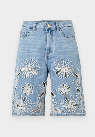 Ανοιχτό μπλε τζιν σορτς με κουμπί μπροστά, θηλιές για ζώνη και μεγάλα λευκά κεντημένα λουλουδένια κοψίματα και στα δύο πόδια.