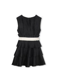 Μαύρο πλισέ φόρεμα με στρωματοποιημένο σχέδιο, στρογγυλό ντεκολτέ και λευκή ζώνη μέσης με λογότυπο. Κλείσιμο με φερμουάρ στην πλάτη. Λείο ύφασμα.