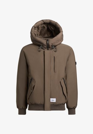 Jachetă cu glugă de culoare maro, cu fermoar frontal, două buzunare laterale cu fermoar și un buzunar pe piept. Manșete și tiv ribbate, având un eticheta cu logo.