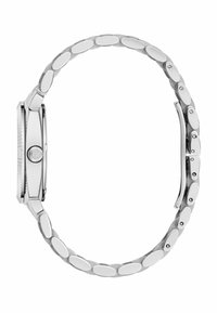 Reloj de acero inoxidable plateado con una caja rectangular, pulsera de eslabones con eslabones en forma ovalada y una corona texturizada en el lateral.