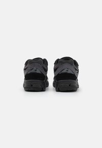 New Balance M2002 UNISEX - Sapatilhas - black