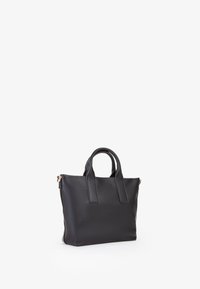 Bolso tote de cuero negro con dos asas largas, forma estructurada, superficie texturada, cierre de cremallera y acentos de herrajes en tono dorado.