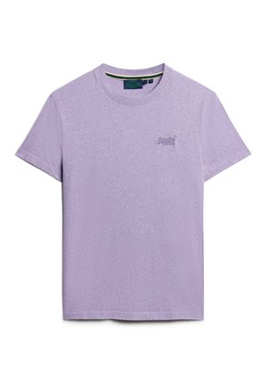 Lavendel kortærmet T-shirt med rund hals og lille broderet Superdry-logo på venstre bryst samt grøn mærkeetiket indeni kraven.