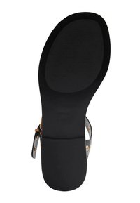 Sole di sandalo nera con superficie texture, caratterizzata da una forma liscia e arrotondata e rifiniture dorate chiare sulle cinghie.