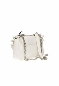 Petit sac à main en cuir blanc avec des bords froncés et une bandoulière chaîne argentée, présenté sur un fond blanc.