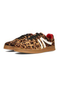 Zapatillas de leopardo con parte superior de ante marrón, acentos de rayas blancas, cordones negros y forro interior rojo, con suela de goma.