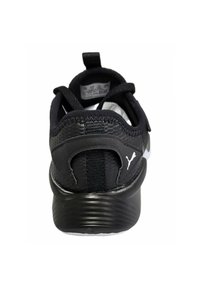 Scarpa sportiva nera con tomaia texture, colletto imbottito e design del tallone curvo. Presenta un logo bianco e suola in gomma flessibile.