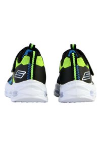 Scarpe da ginnastica nere e verde neon con una parte superiore in rete, collare imbottito e suole in gomma bianca; presenta accenti blu e una fascia in Velcro.
