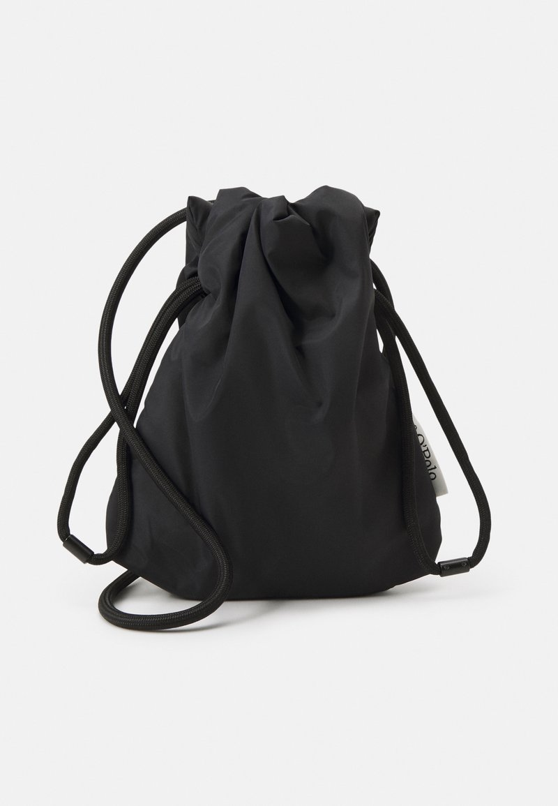 Mustapohjainen narulaukku pitkillä mustilla naruilla ja pienellä valkoisella tarralla valkoista taustaa vasten.