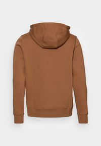 Sudadera marrón con una gran capucha redonda. Hecha de una tela suave, cuenta con puños y dobladillo acanalados. Textura lisa, sin patrones ni acentos visibles.
