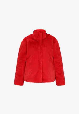 Crvena jakna od umjetnog krzna s visokim ovratnikom, s glatkom teksturom i prednjim zatvaračem. Jednostavan, kutni kroj s dugim rukavima.