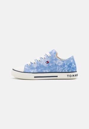 Jasnoniebieskie sneakersy z materiału canvas w stylu tie-dye, z białymi sznurówkami, białym gumowym noskiem i logo "Tommy" na pięcie podeszwy.