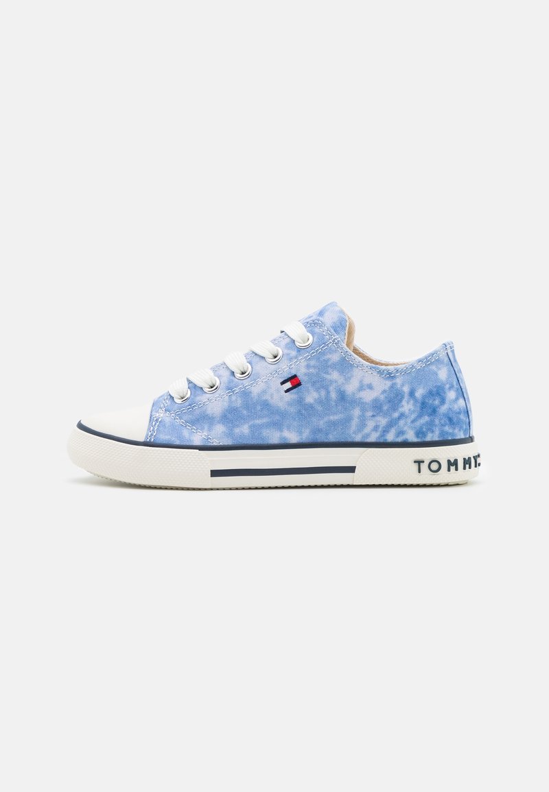 Baskets en toile tie-dye bleu clair avec lacets blancs, bout en caoutchouc blanc et marquage "Tommy" au talon de la semelle.