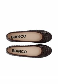 Ballerine marroni con un design tessuto e strutturato, punta tonda e un piccolo fiocco come dettaglio; l'interno presenta il marchio "BIANCO".