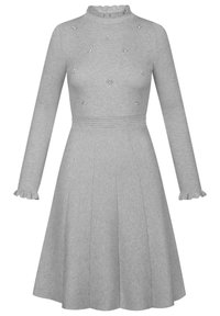 Robe grise à côtes avec des manches longues, encolure à volants, jupe plissée et embellissements argentés sur le buste. Texture douce.