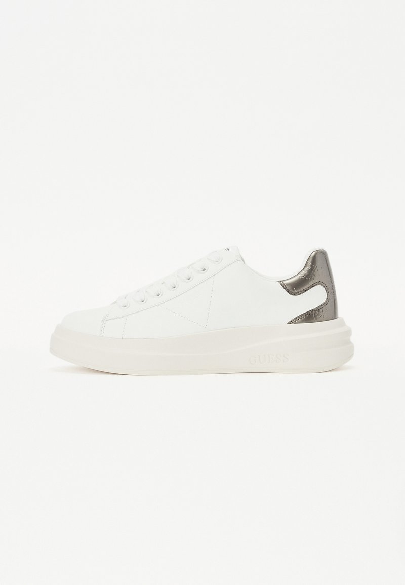 Weißer Sneaker mit einem glatten Leder-Obermaterial, der eine metallisch silberne Ferse hat, runde Schnürsenkel und eine dicke weiße Gummisohle.