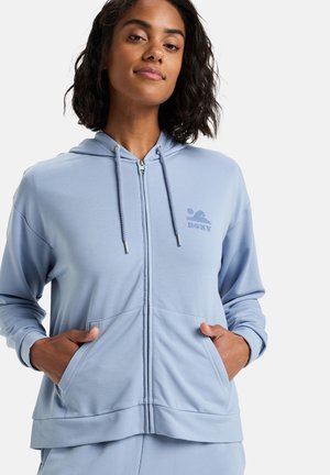 Lichtblauwe rits-hoodie van zachte stof, met een logo aan de voorkant, een capuchon met trekkoord en voorkwamen met geribde manchetten.