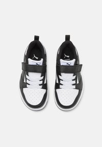 Schwarz-weiße Sneakers aus Leder und Mesh-Materialien, mit runder Zehenform, Schnürdesign und Klettverschluss sowie perforierten Akzenten im Zehenbereich.